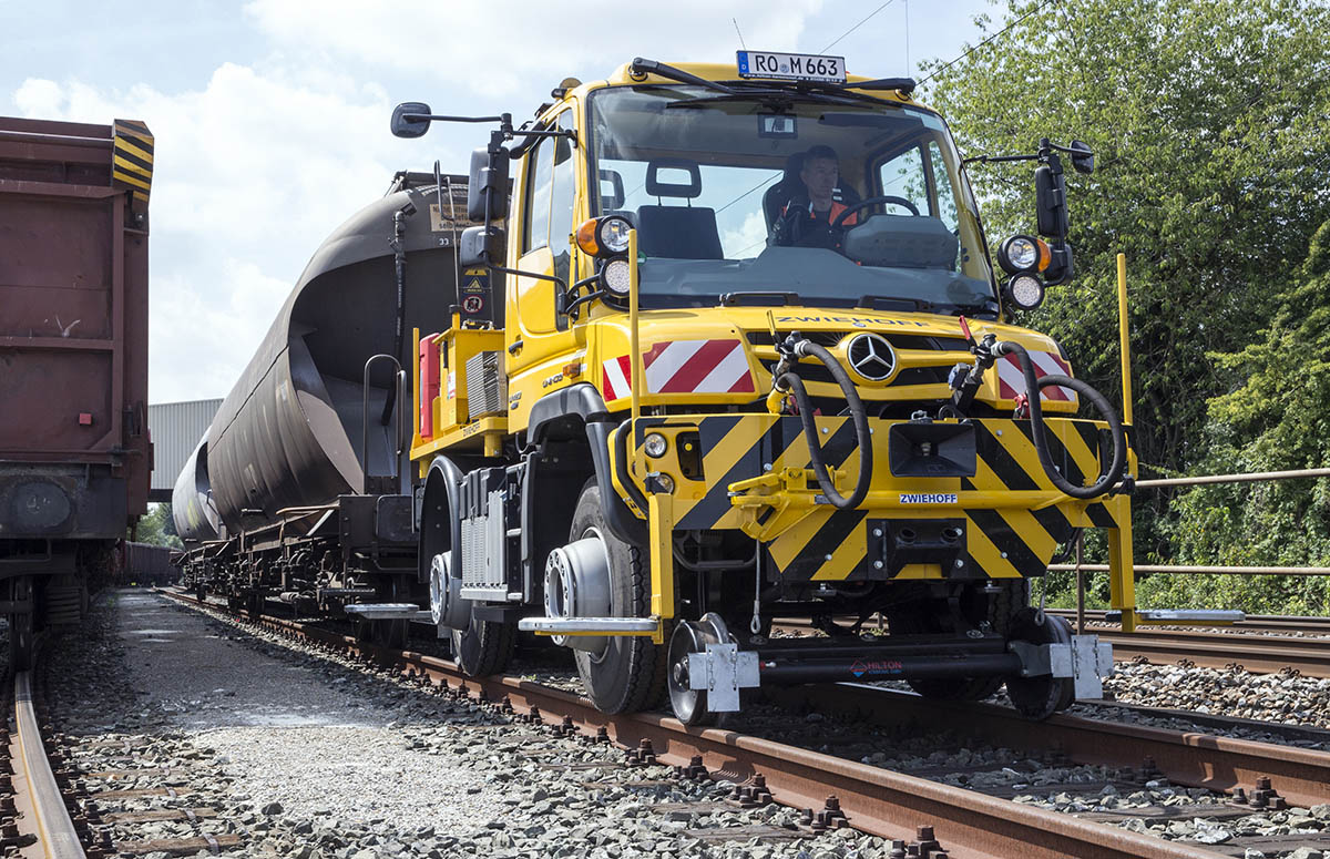 Unimog im 2-Wege-Einsatz auf der Schiene