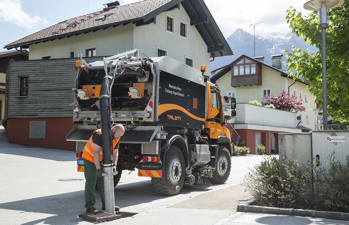 Unimog mit Aufbaukehrmaschine