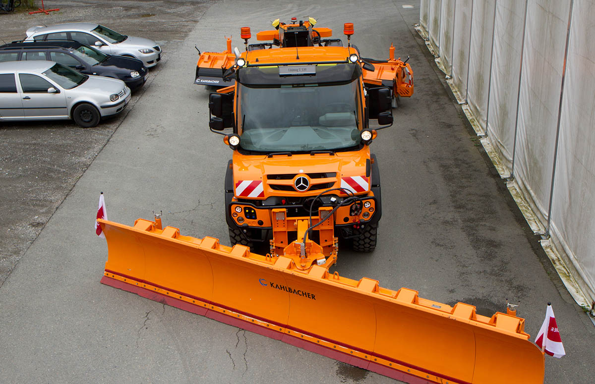 Unimog auf dem Flughafen mit Räumschild