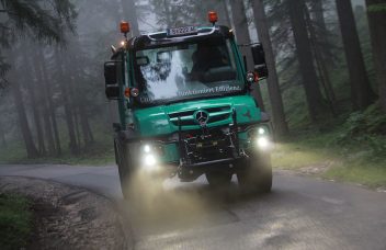 Unimog beleuchtet Frontkraftheber Forstwirtschaft