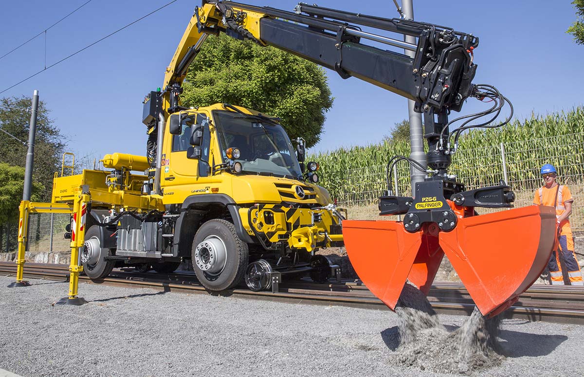 Unimog U423 auf der Schiene mit Anbaubagger