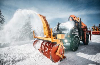 Unimog mit Schneefräse Winterdienst