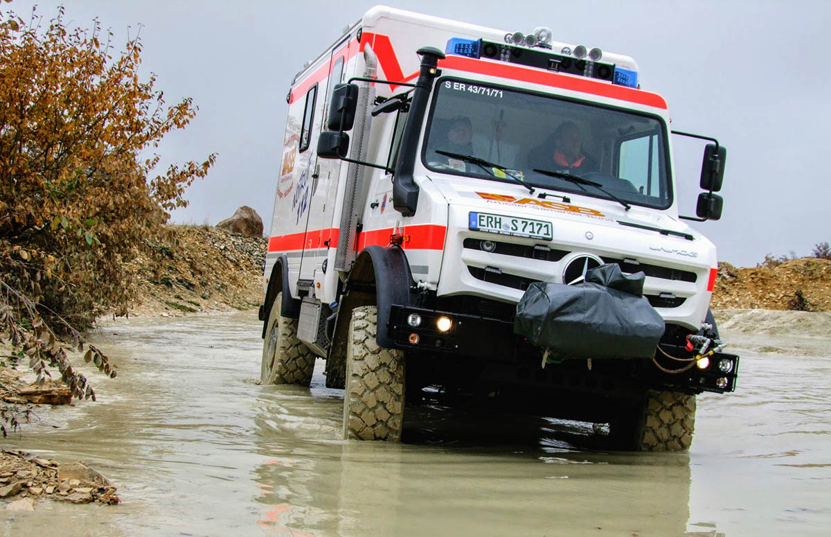 Unimog im Gelände mit RTW