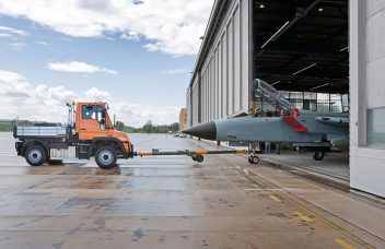 Unimog rangiert Flugzeug