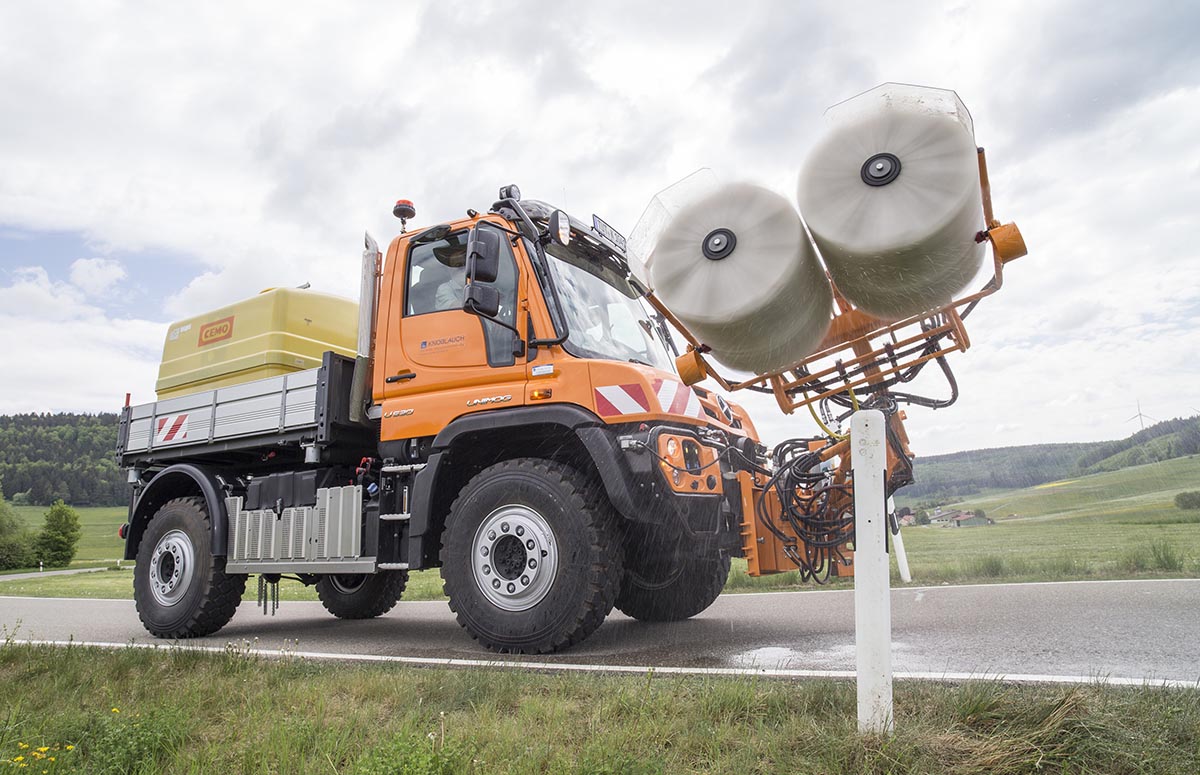 Unimog mit Leitpfostenwaschgerät im Kommunaleinsatz