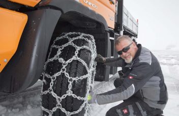 Unimog mit Schneekette