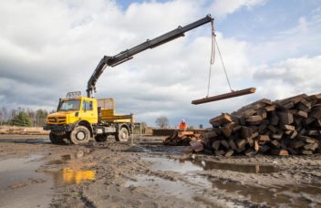 Unimog mit Kranausleger