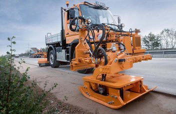 Unimog mit Rüttelplatte in der Bauwirtschaft