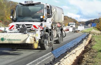 Unimog mit Kehrmaschine Bauwirtschaft