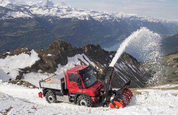 Unimog mit Schneefräse Bergeinsatz