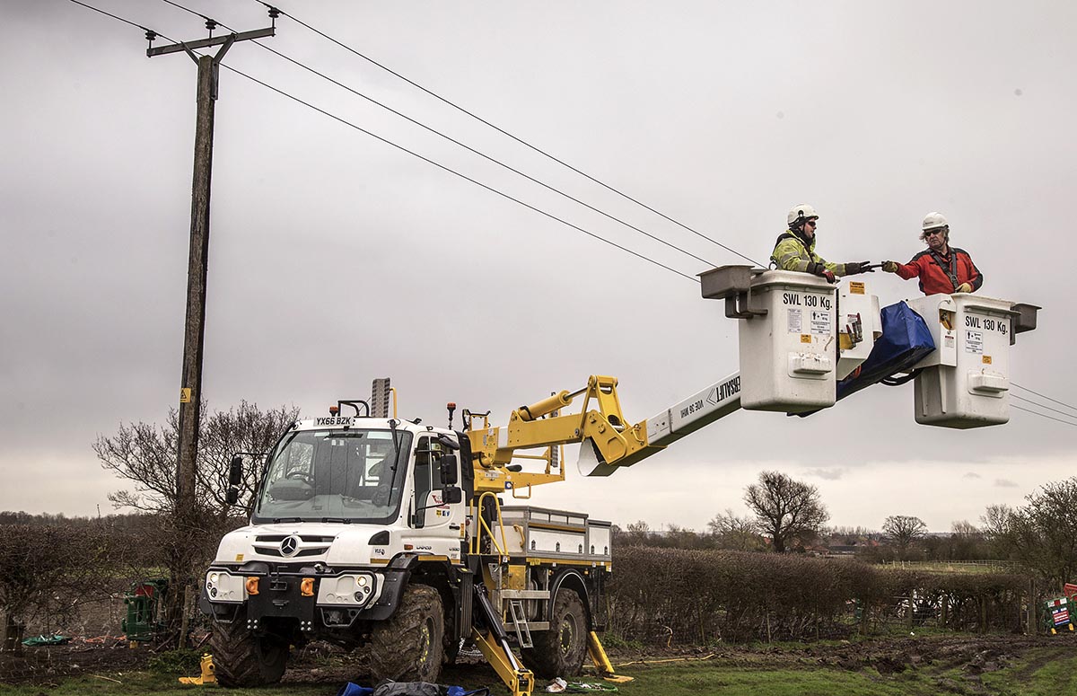 Unimog mit Arbeitsbühne Energiewirtschaft