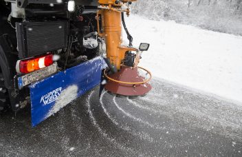 Unimog mit Salzstreuteller im Kommunaleinsatz