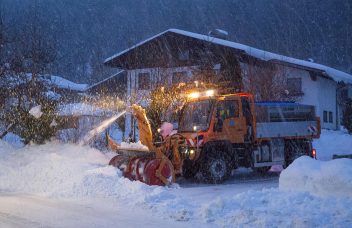 Unimog U430 mit Schneefräse im Kommunaleinsatz