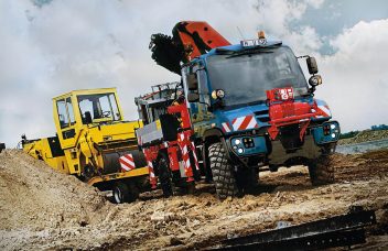 Unimog mit Kran und Anhänger