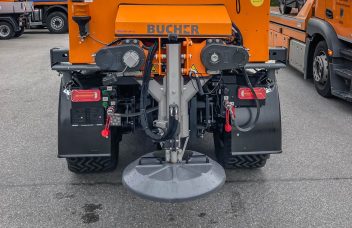 Bucher Streuer angebaut an Hansa XL