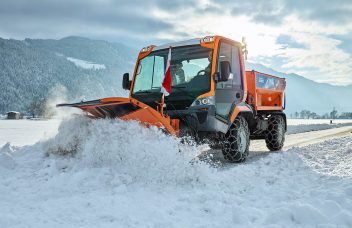 Lindner Unitrac mit Schneepflug Winterdienst