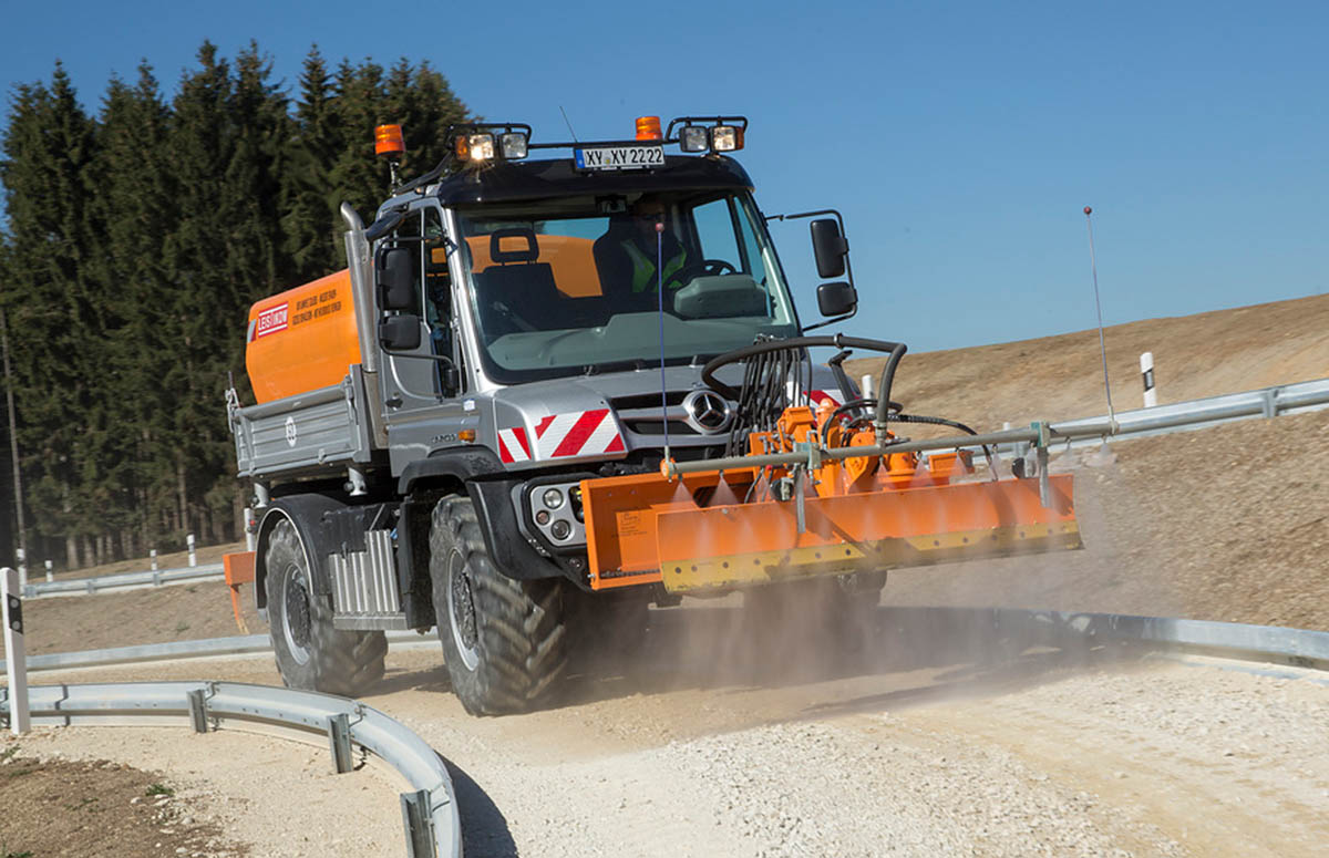 Unimog im Straßenbau