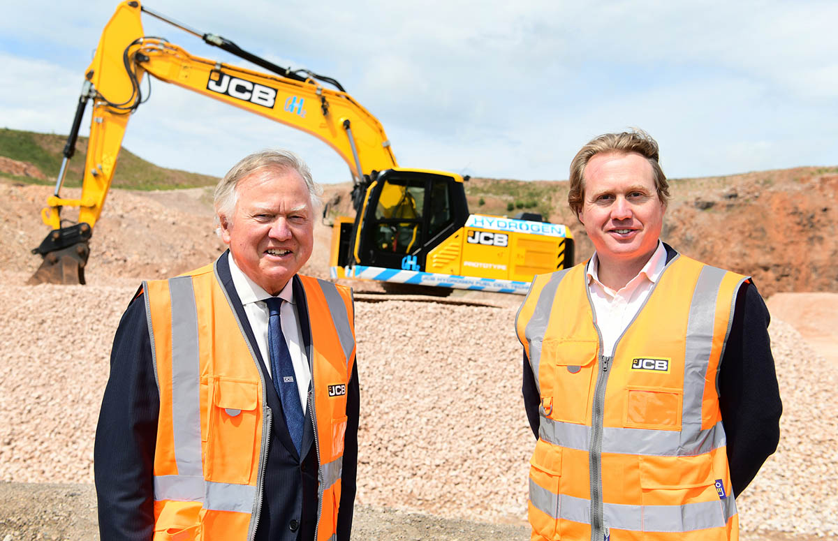 JCB 220X mit Wasserstoff-Brennstoffzelle (v.l.n.r. JCB Chairman Lord Anthony Bamford, Jo Bamford)