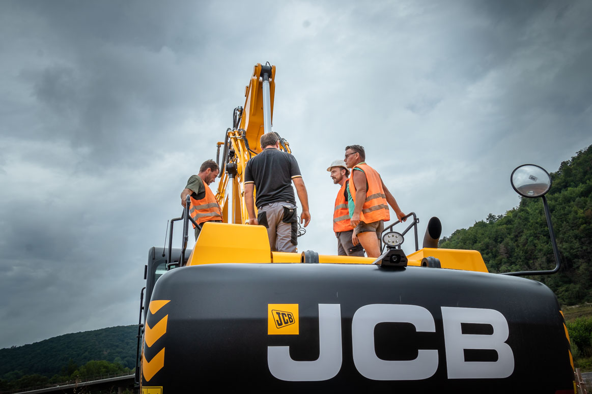 Heckansicht JCB JS 370