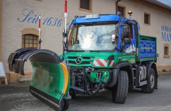 Unimog mit Bucher Schneepflug in Speziallackierung