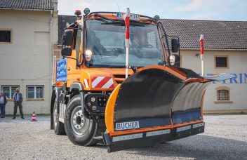 Unimog U 218 mit Bucher Schneepflug