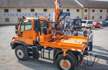 Unimog mit Heckausleger-Mähgerät MHU 900