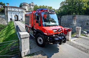 Unimog U 218 mit VSAF 2000, HeckansichtUnimog U 4023 mit TLF 2000 auf schmaler Brücke