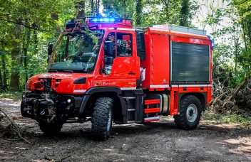 Unimog U 218 mit VSAF 2000, HeckansichtUnimog U 4023 mit TLF 2000 im Wald, Seitenansicht