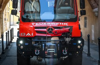 Unimog U 218 mit VSAF 2000, HeckansichtUnimog U 4023 mit TLF 2000 auf enger Durchfahrt