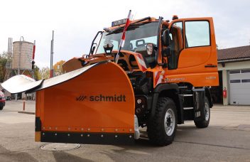 Unimog U 219 mit Keilpflug Frontansicht