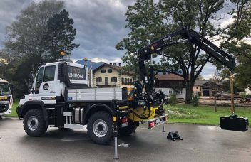 Unimog mit Heckanbaukran auf Fischbacher Montagekonzept