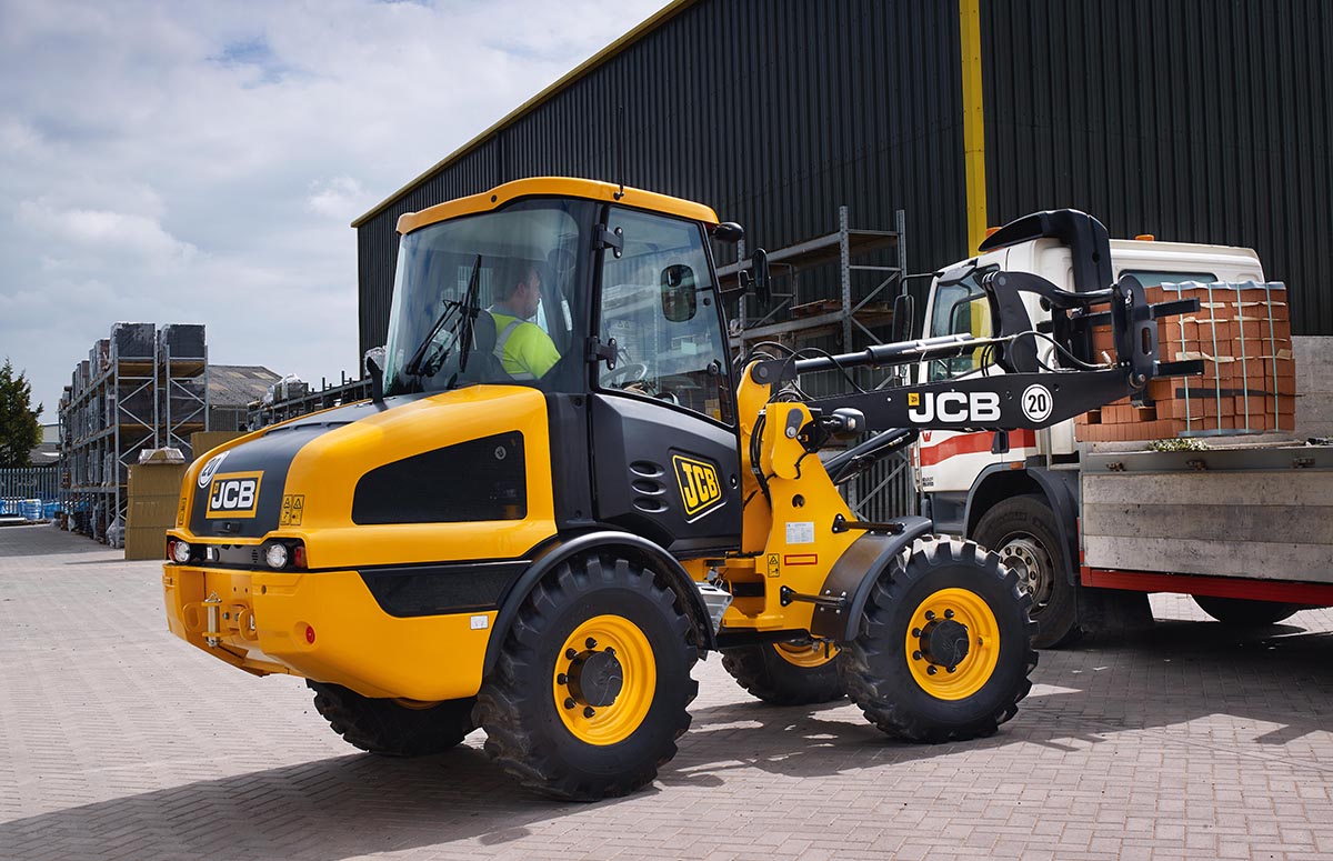 JCB kompakter Radlader mit Palettengabel beim Laden