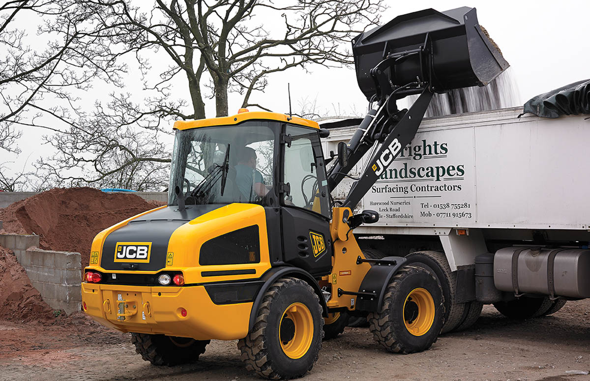 Heckansicht kompakter JCB Radlader mit Schaufel