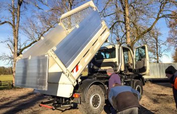 Unimog mit Kipperbrücke