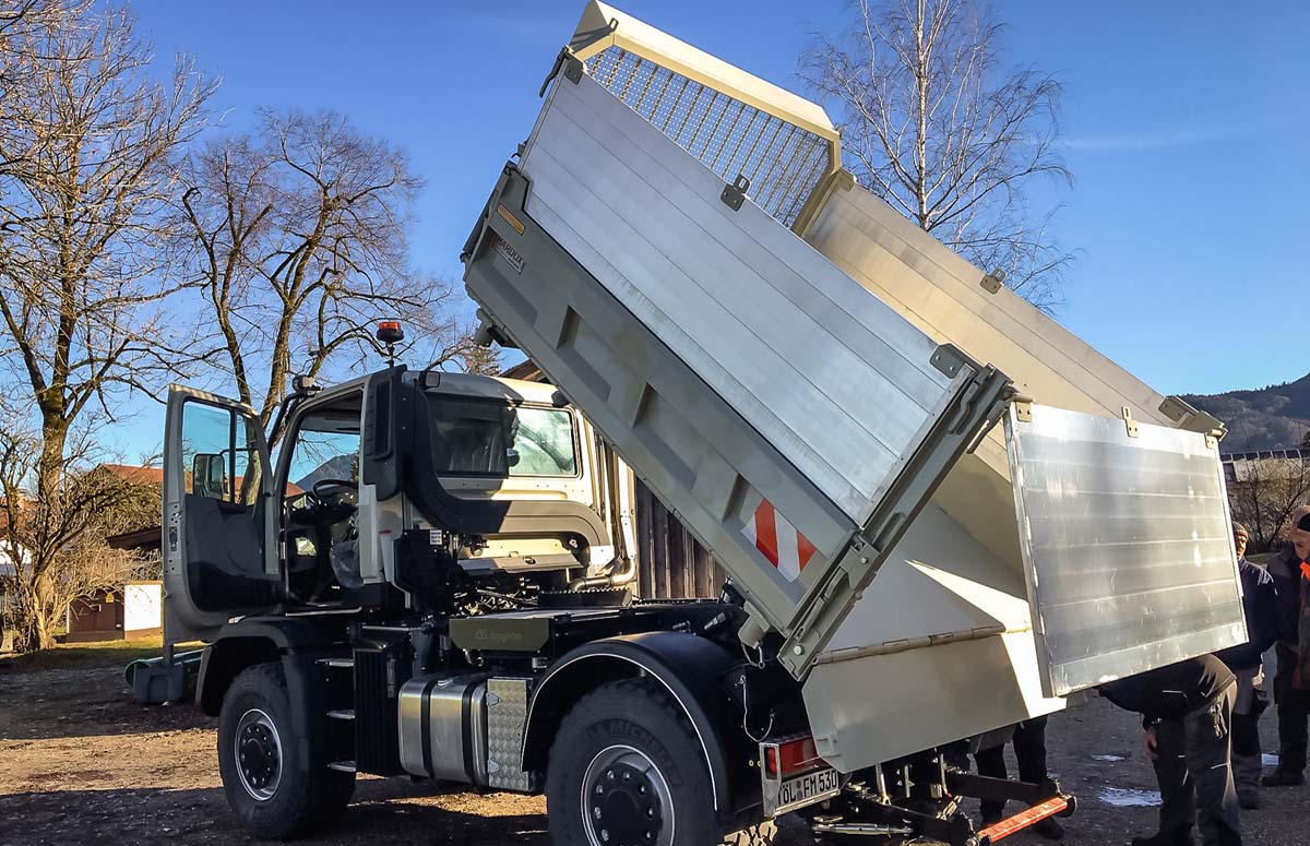 Unimog mit hydraulischer Heckbordwand