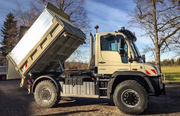 Unimog U 530 Seitenansicht mit gekippter Stahlbrücke