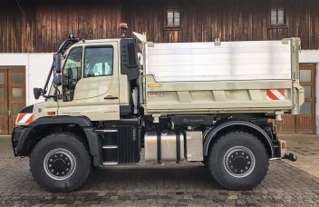 Seitenansicht Unimog mit Stahlbrücke