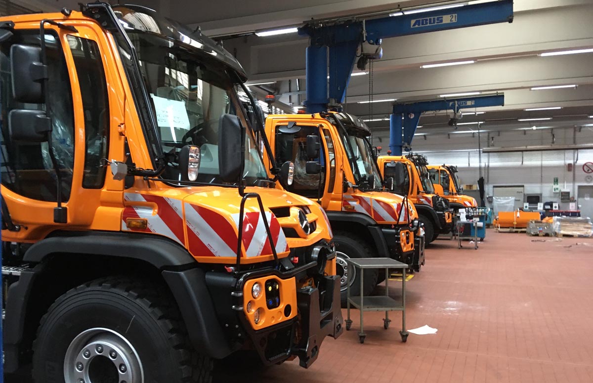 Vier Unimog U 530 bereit zur Aufrüstung