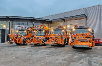 Vier Unimog U 530 mit Mähausstattung