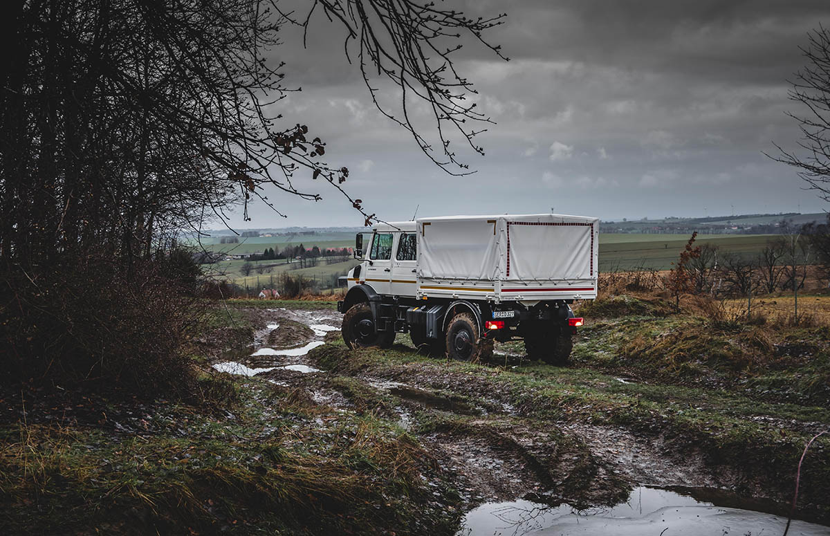 Unimog U 5023 im Gelände