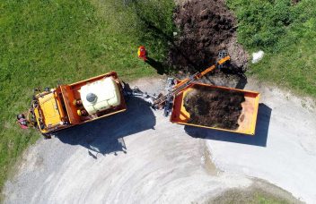 Unimog und Krananhänger mit Schaufel