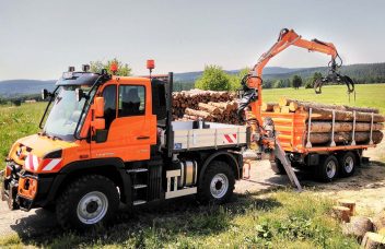 Unimog mit S+R Krananhänger und Rungenaufbau