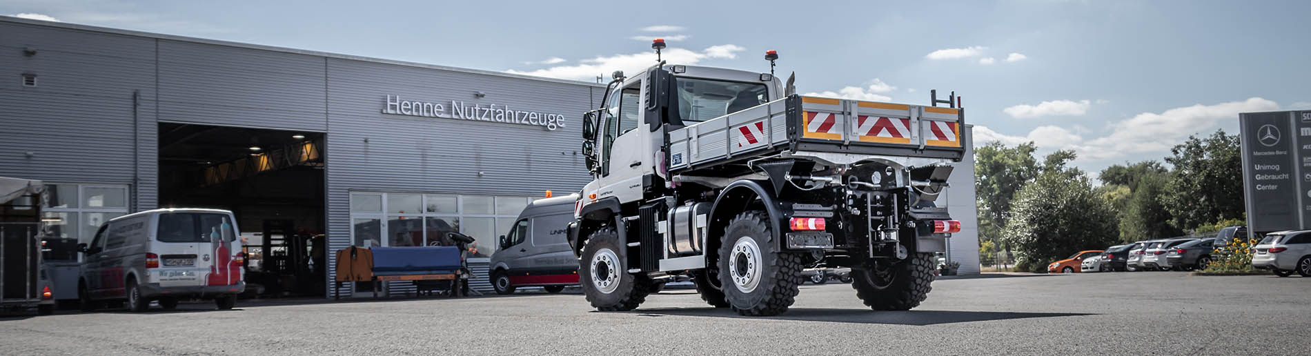 Unimog auf dem Parkplatz bei Henne wartet auf Service