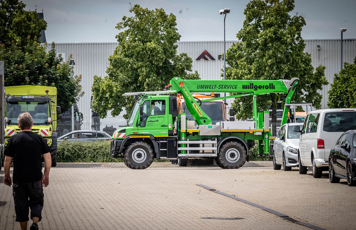 Seitenansicht, Unimog U 219 mit Palfinger Ladekran in Wiedemar