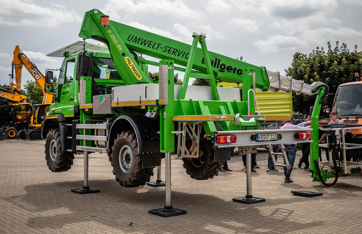 Abstützung in Fahrzeugbreite am Palfinger Ladekran auf Unimog U 219