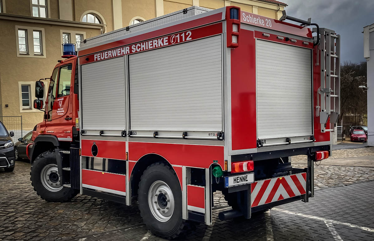Mercedes Benz Brosche UNIMOG TLF 2000 freiwillige Feuerwehr Maße 50x35mm 