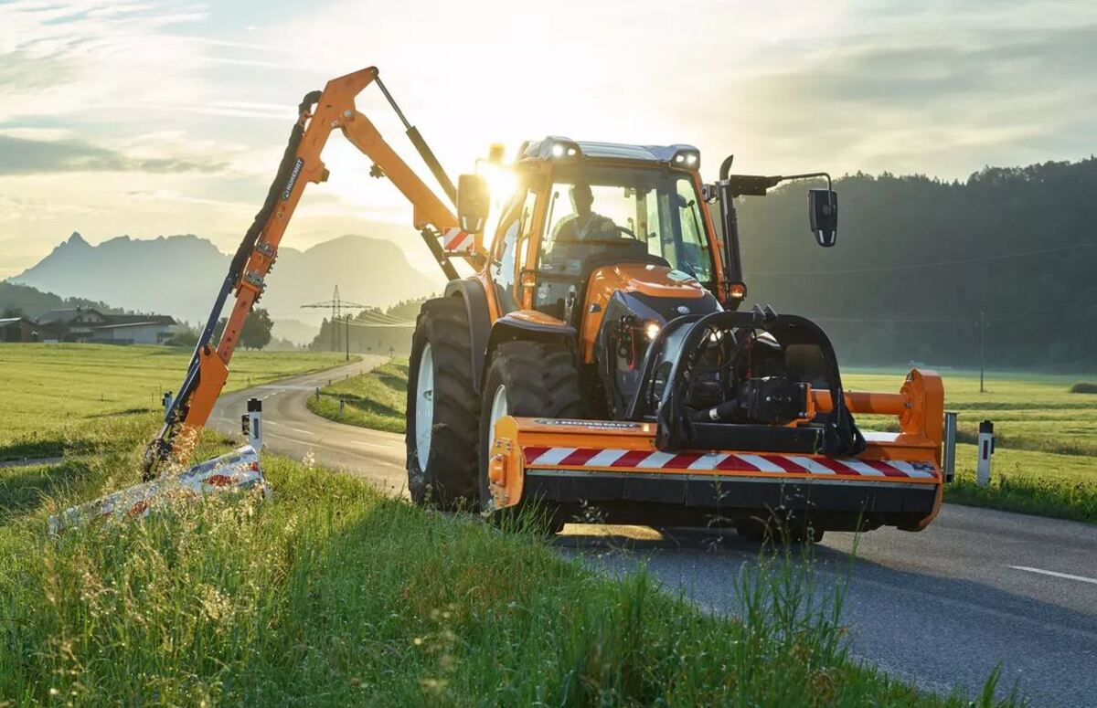 Linder Lintrac bei Mäharbeiten