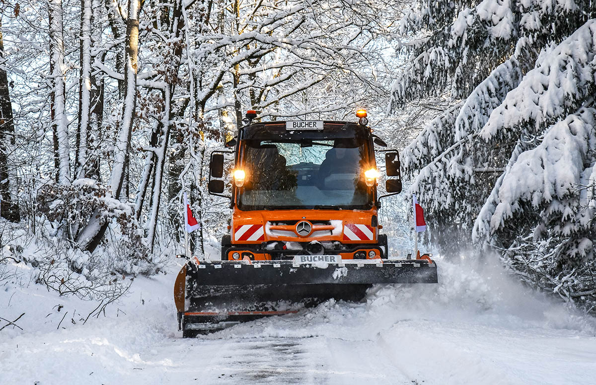 Unimog mit Bucher Winterdienstausstattung