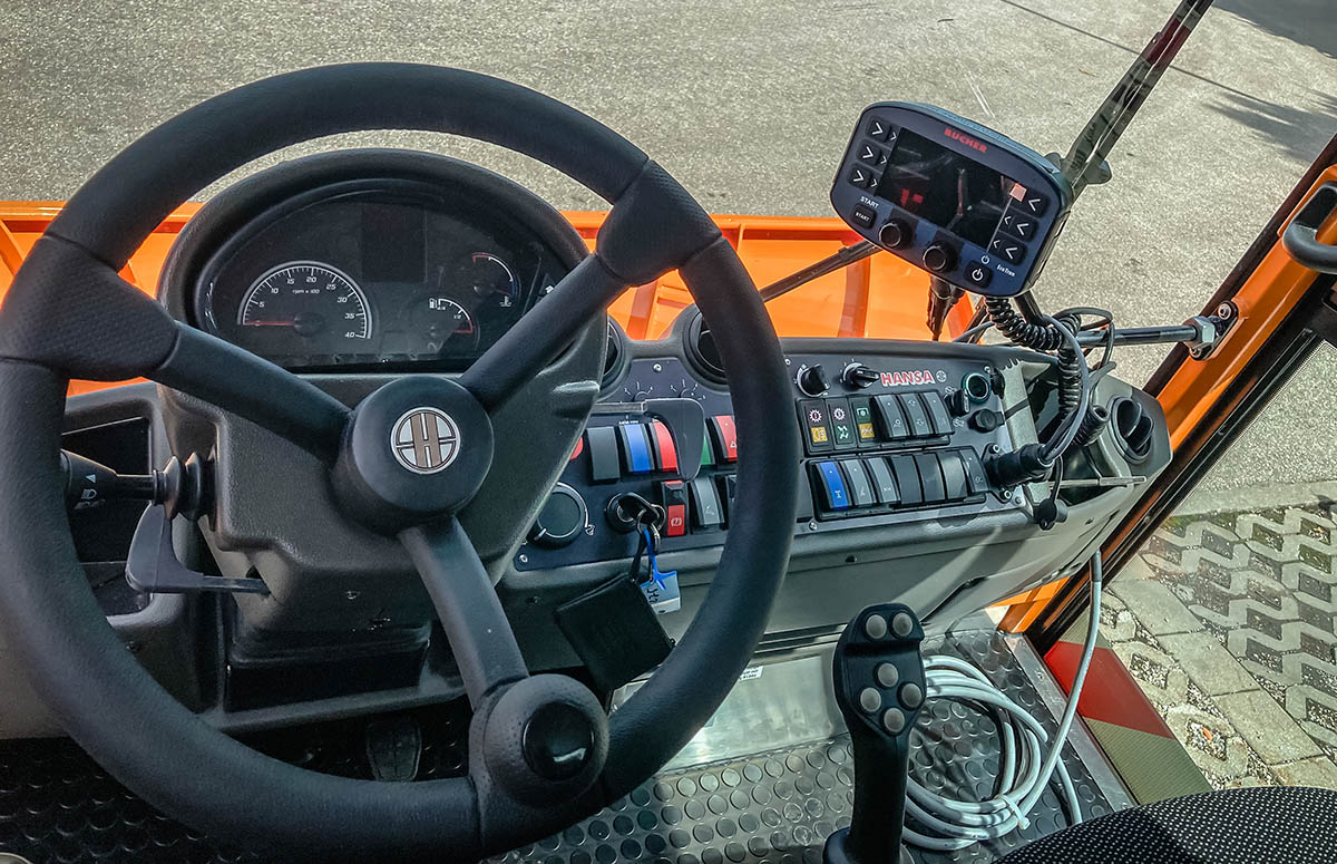 Hansa APZ 1003 K Cockpit Ansicht