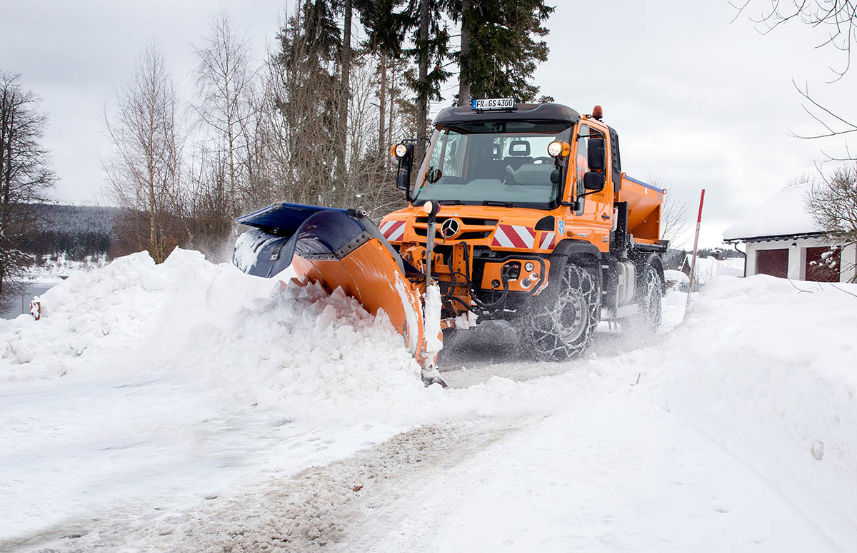 Schmidt Schneepflug und Schmidt Streuer